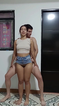 Hermanastra caliente me deja frotar mi polla en sus muslos hasta que me corro