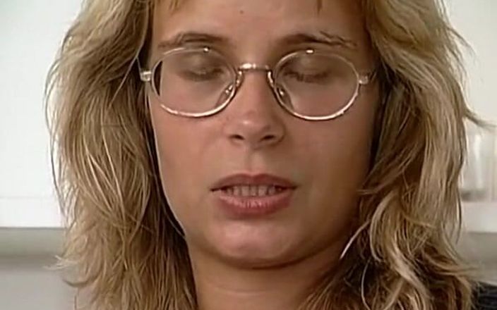German Amateur Videos: Cô ấy là một máy bay bà già người Đức thích móc...
