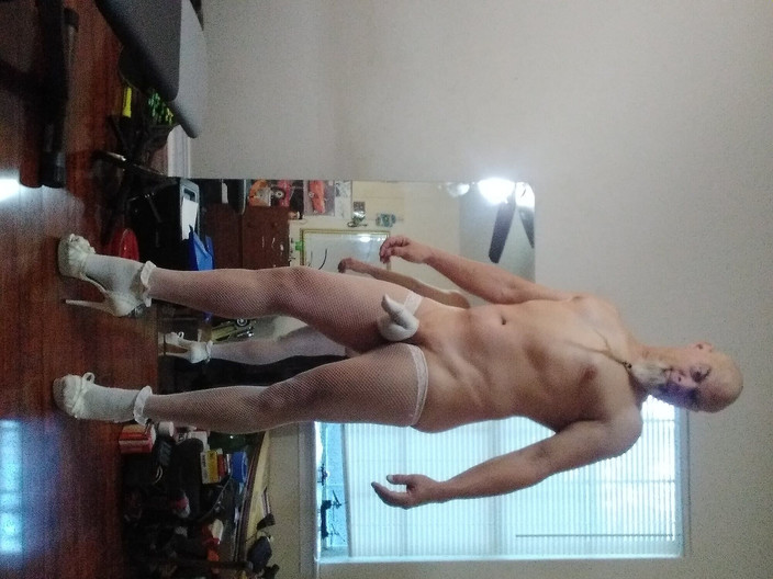 MrLeggs: 白色紧身衣让一切恰到好处。高跟鞋帮助你踢蓝调。如果我重复啪啪啪，那是因为我发现它很整洁。