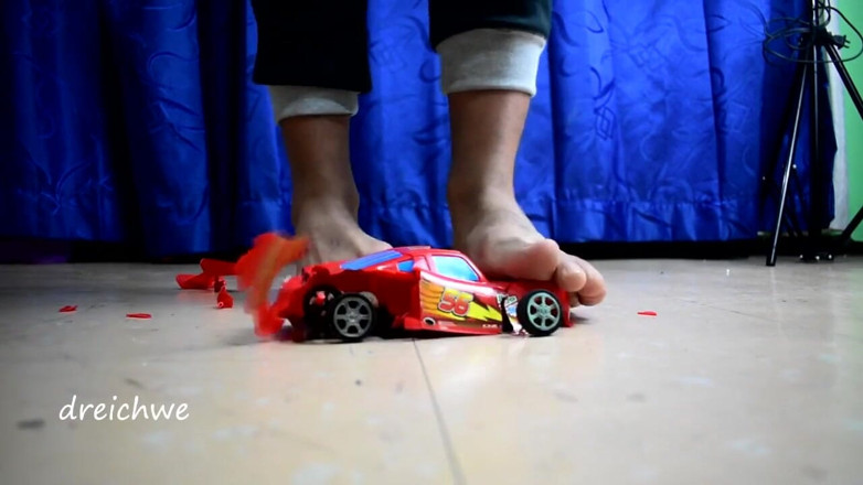 Dreichwe: Destroying Big Car with Toy Airplane