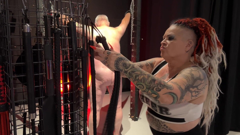 Domina Dark: Shes清洁他的头脑