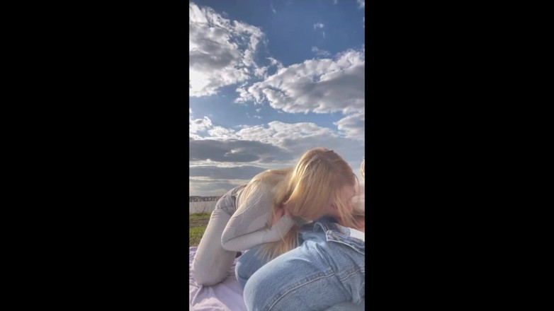 College couples: Pijpen bij de rivier