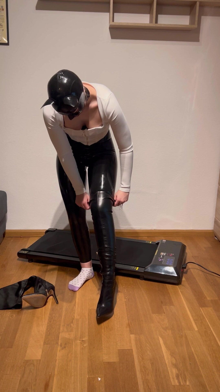 LillyLeather: Una teen in lattice cammina con diversi stivali e tacchi...