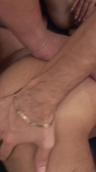 Hardcore sexo a três entre uma gata e dois caras onde todos eles se fodem!