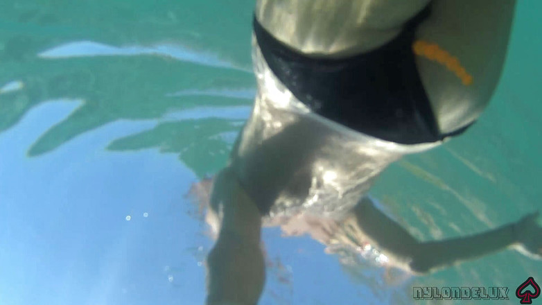 Nylondelux: Schwarzer strumpf und anale Perlen im Meer