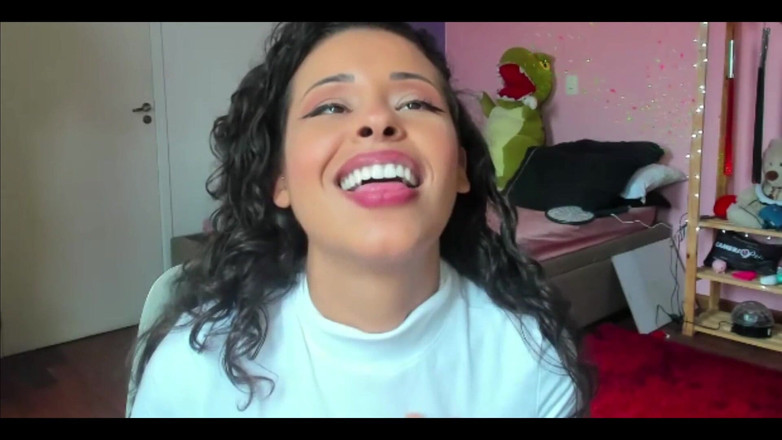 Espuleta Maia: Ateşli esmer amcığı dışarıda götünü sallıyor