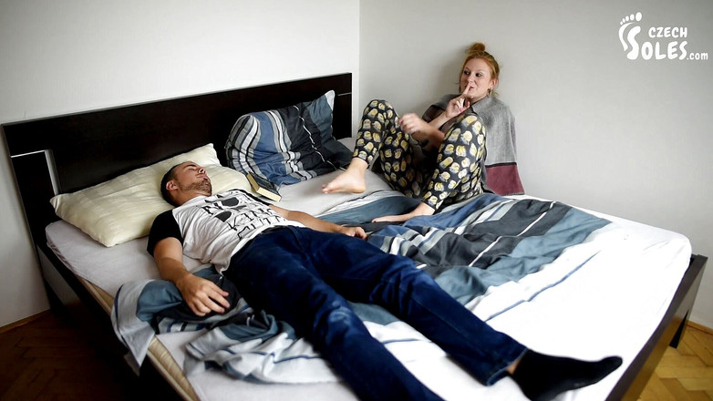 Czech Soles - foot fetish content: Aufgeregt von ihren großen nackten füßen in seinem gesicht