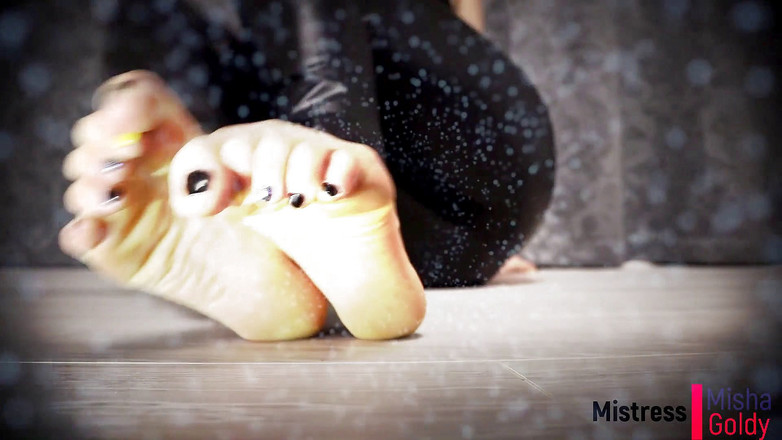 Goddess Misha Goldy: मेरे तेल से सनी पैरों पर बार-बार अपने चरमसुख से इनकार करो! सम्भोग करने वाली माइंड चुदाई!