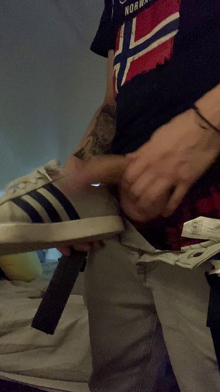 Babywhite99: Фетиш мужик в кроссовках