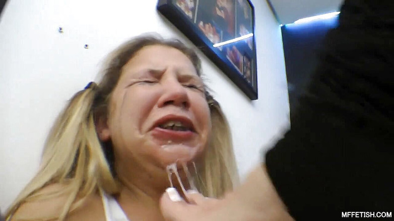 MF Fetish: Nebezpečné nohy s ostrými nehty