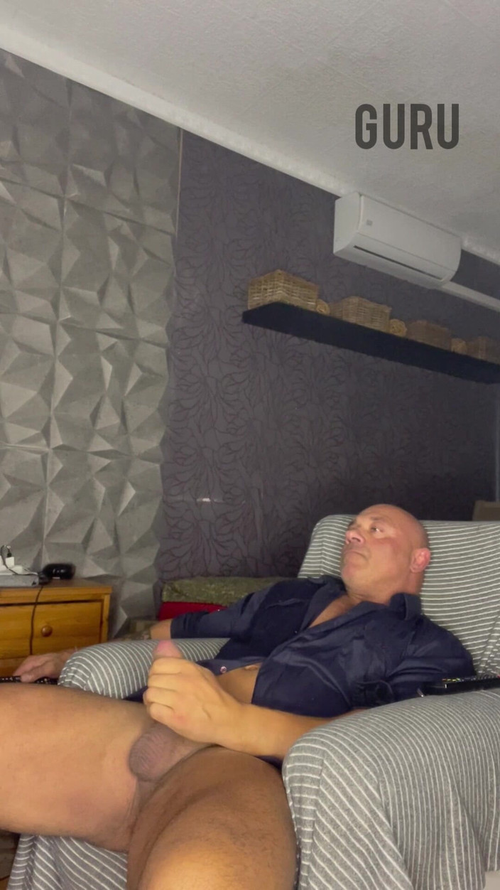 Mr. Guru: Wank Solo doma Líbí se mi toto tričko