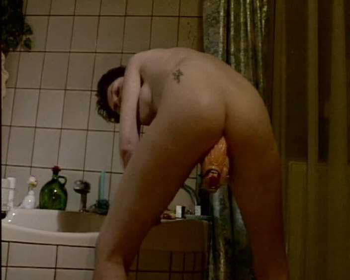 Videos Francaises: 她是一个来自法国的穿孔阴户宝贝，喜欢玩玩具