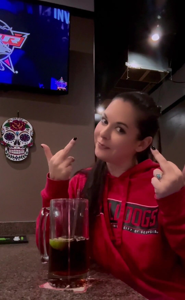 ItsMmmegan: Právě skončil den obsahu a přestal v Different Bar Tonight....