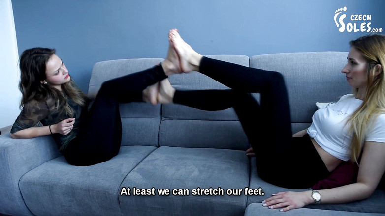 Czech Soles - foot fetish content: Zwei mädchen haben ihre sexy nackten füße zusammen geklebt!