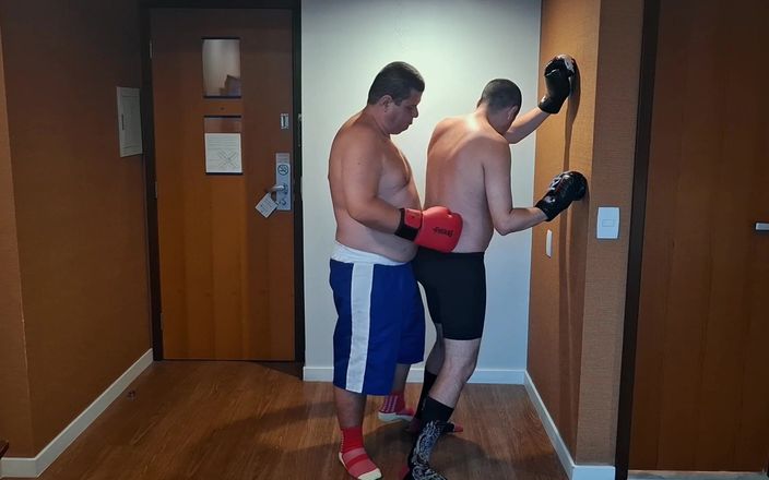 Combat and fetish: Pulchny niedźwiedź bokser vs Jobber