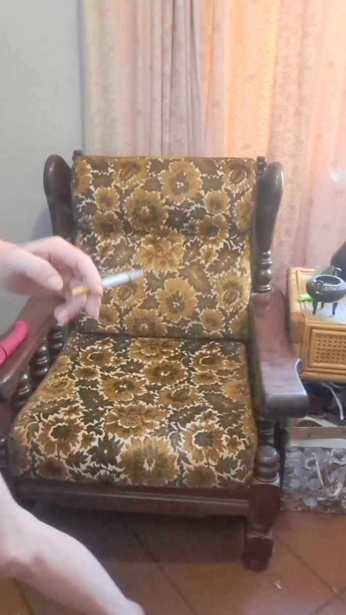 ZenitheBloodRose: Tante girangmu yang lagi merokok muncrat