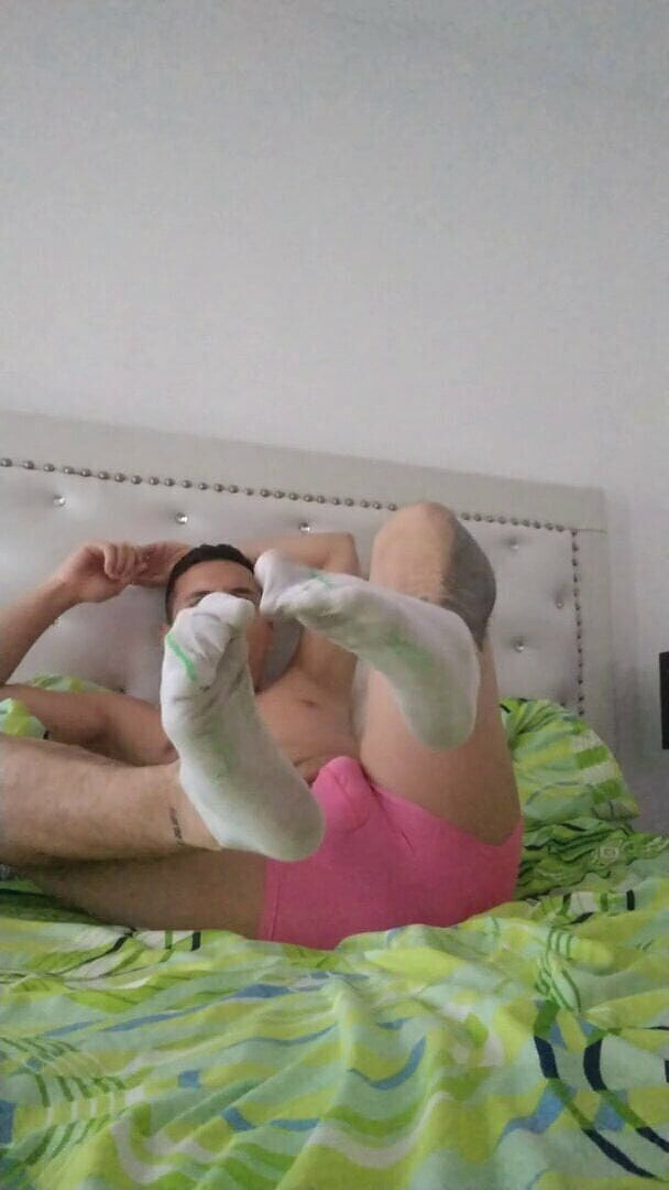 Tomas Styl: Cowok ini pamer kakinya sambil ngentot kontolnya