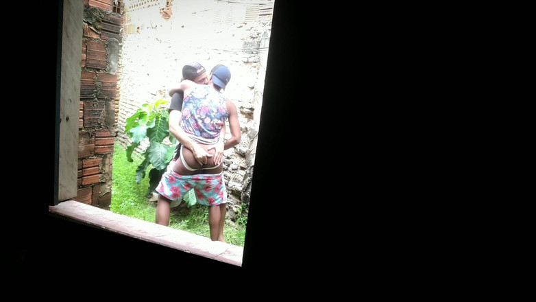 MiguellTrajano: Người đàn ông giao hàng theo dõi khách hàng đến một lô đất bị...