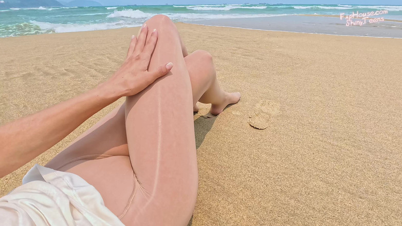 Shiny teens: 867 Krása na pláži .... Lesklé punčocháče na písku