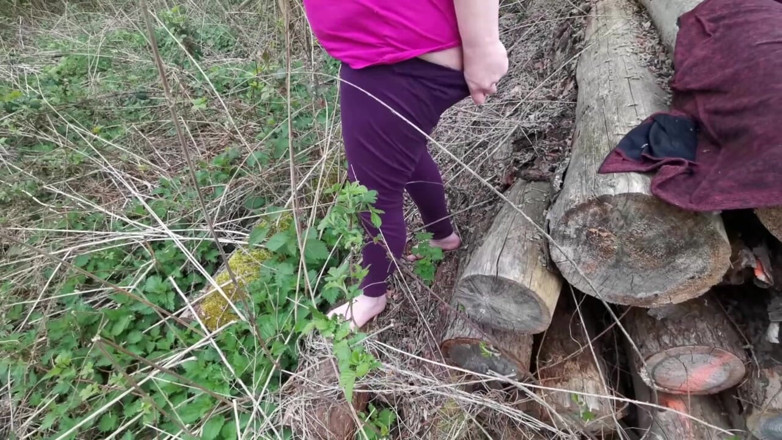 Bouncy Tits Action: Menampar teteknya dengan keras semasa mendaki melalui hutan