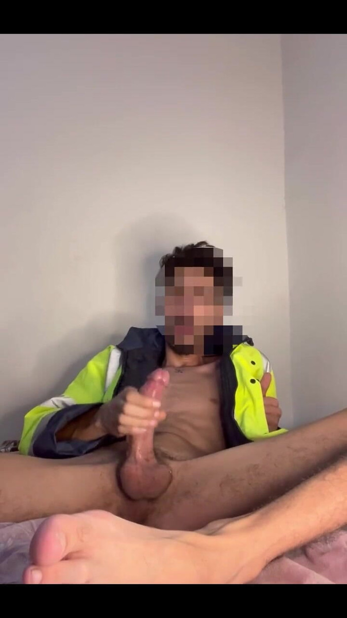 ARAB HUNG TWINK: Un Ouvrier Du Bâtiment Caresse Son Énorme Bite Jusqu’à Ce Qu’il...