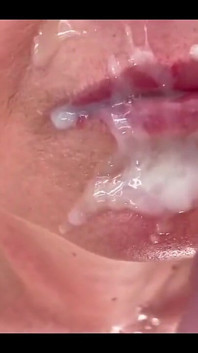 Ik pijp hem als hij mijn pornovideo kijkt en klaarkomt op mijn gezicht en in de mond  

