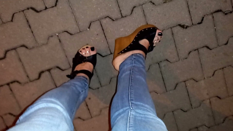 Heelex: Transvestiert ihre schönen Füße in high heels wedges in der Öffentlichkeit