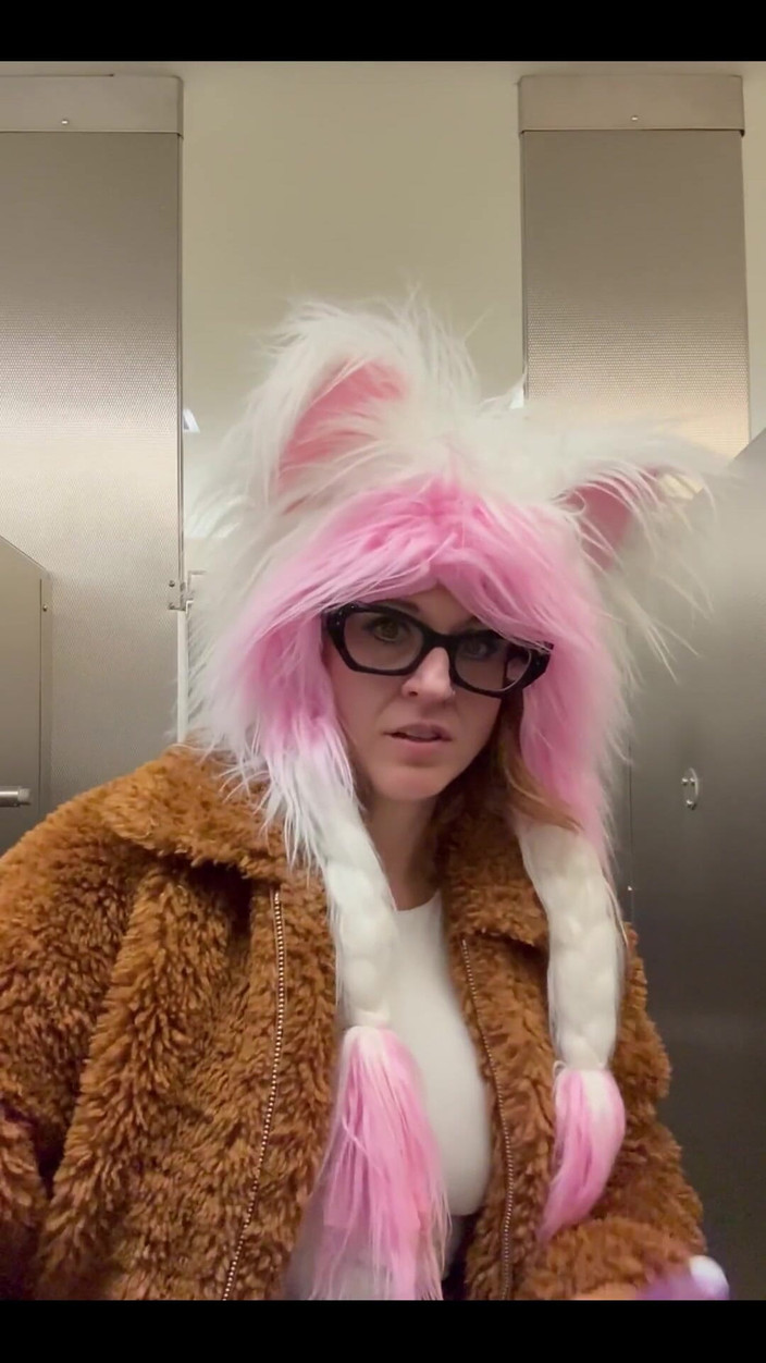 Suzy Wylde: La aeroport pregătindu-se pentru încă un antrenament anal