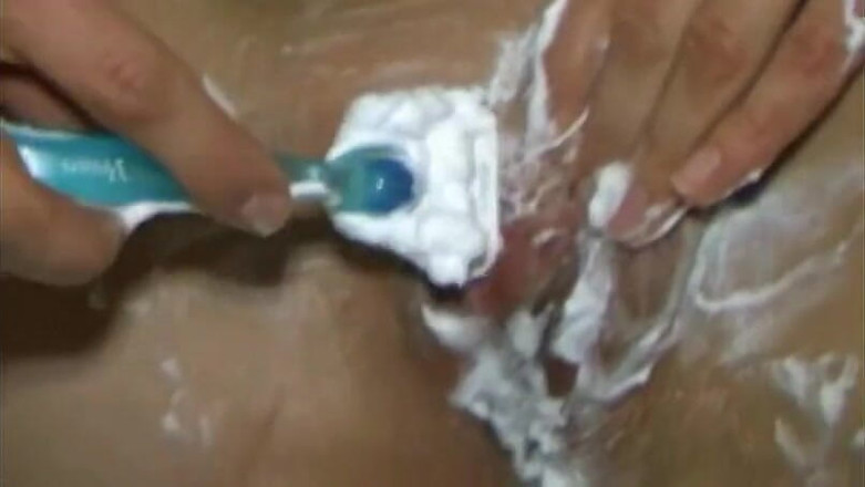 Doris Distel: Shaving my perfect little cunt