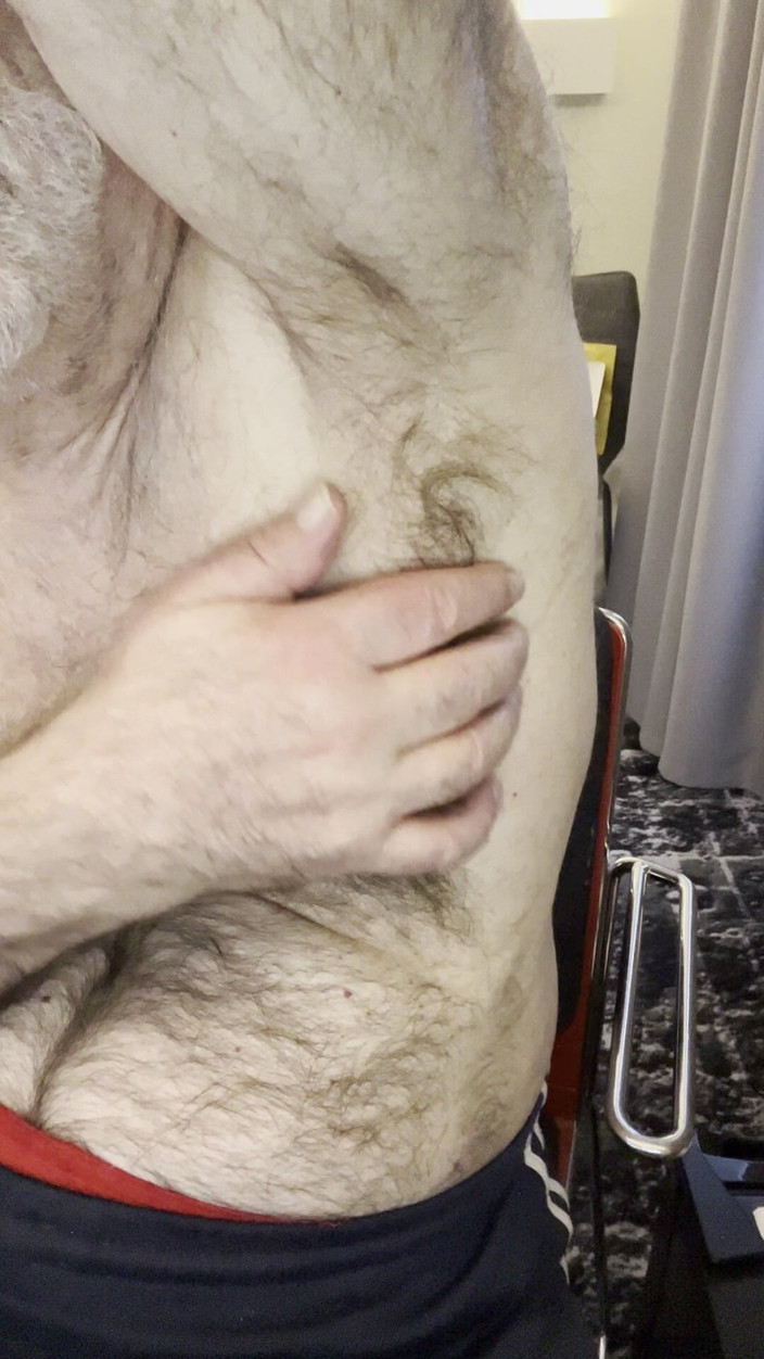 Coach Karl dude lodge: Les aisselles poilues de l’entraîneur Karl