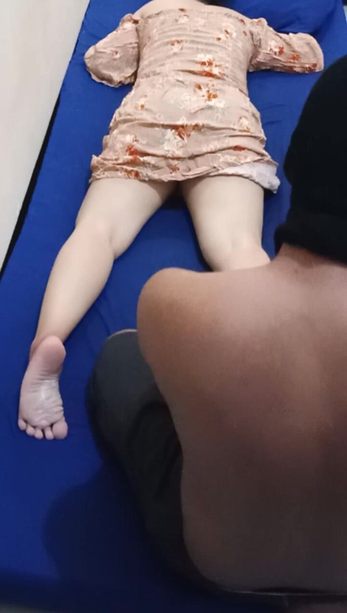 Angelina Pop: Mengongkek awek jiran semasa berurut