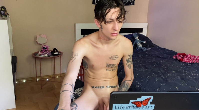 Tima Lexikov: Giovane gay dopo una doccia guarda porno e sega un...