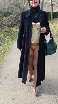 내 무슬림 여자친구가 공원에서 자신의 성기를 보여준다.