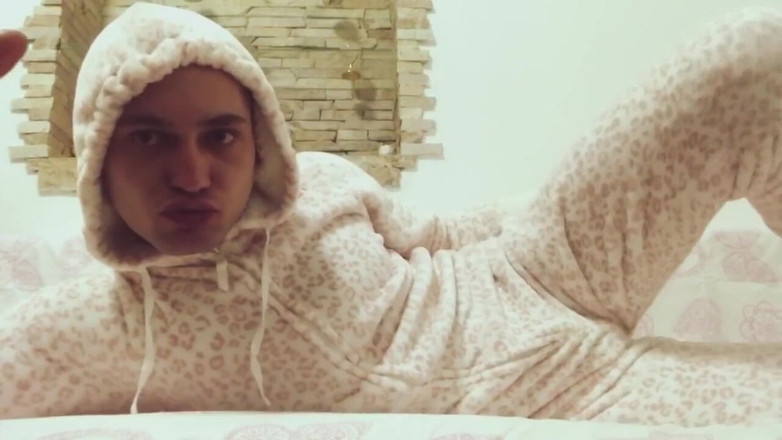 Merry Bell: Sissy Chlapec v pyžamu polyká robertek velmi hluboce