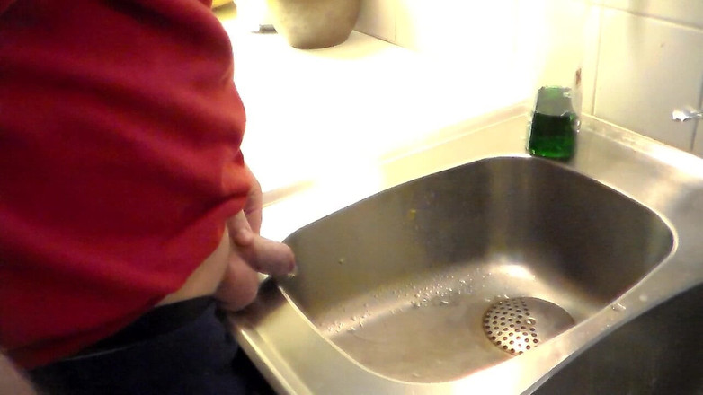 Sex hub male: 부엌 싱크대에서 오줌 싸는 John