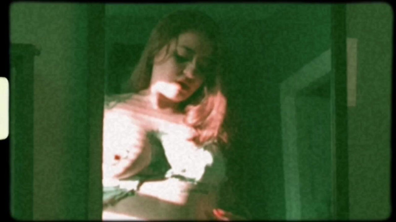 Freshie juice: विशालकाय सुन्दर औरत घर पर अकेली