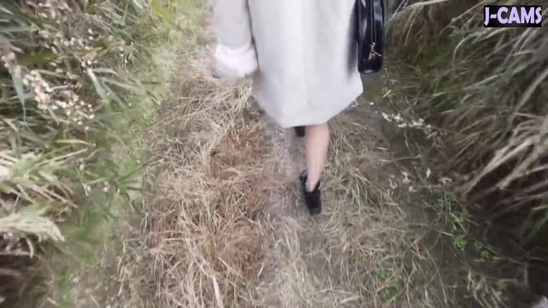 J-Cams: Poslušná žena typu M si užívá být vedena kolem hledání potěšení...