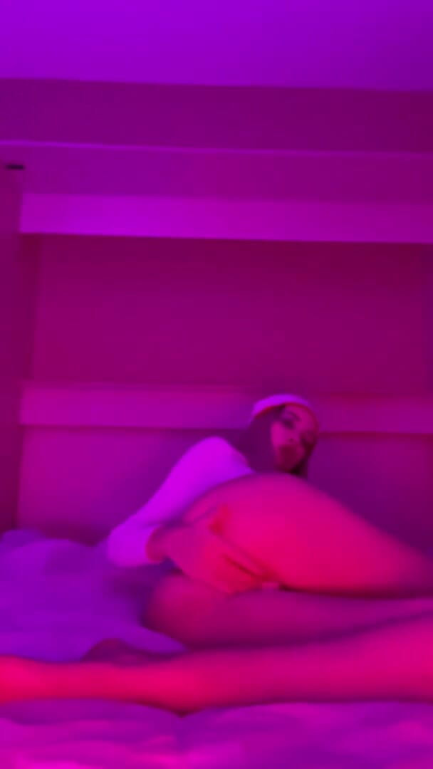 My bf cuckold: Seksi yeni yıl kızı çıplak olmayan vibratörle oynuyor