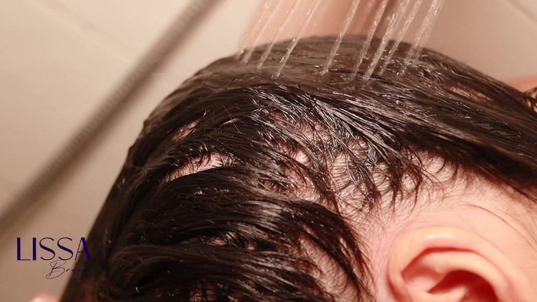 Lissa Brown: Hårtvätt, balsam och massor av skum med läderbyxor