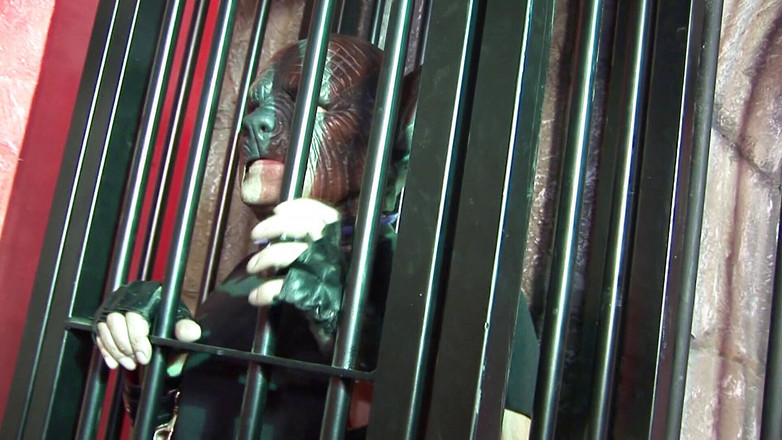 Dark Dungeon Secrets: चमड़े की वर्दी में कामुक रंडी रफ नंगा नाच का आनंद ले रही है