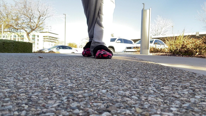 Tan feets: Tanfeets на улице, публичное соблазняет тапочками натуральными ногтями