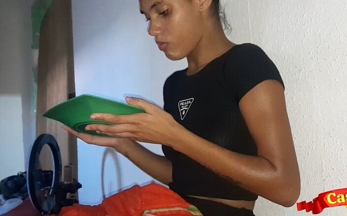 LeoOgro: 给我的小继女喂奶。