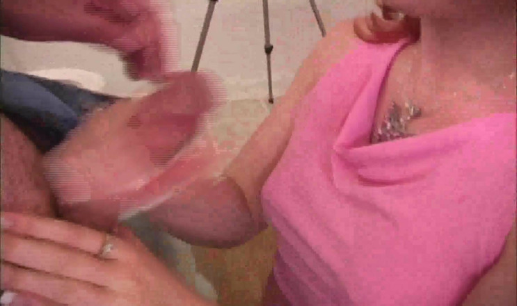 Femdom Austria: O tânără roșcată masturbează pula