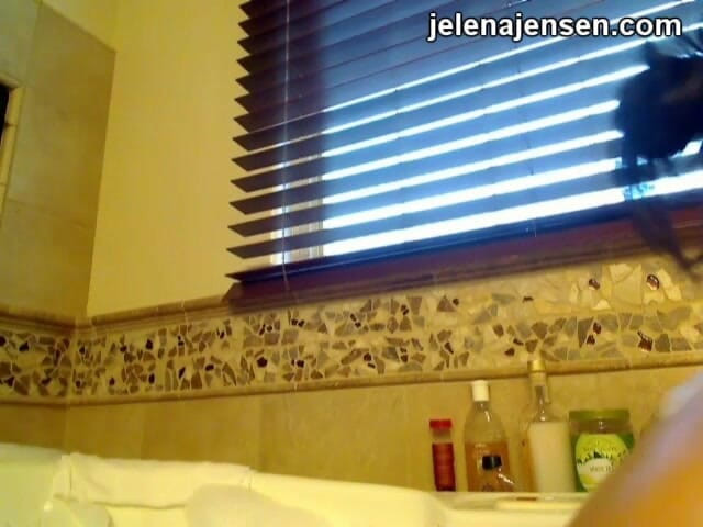 Jelena Jensen: Jelena Jensen w wannie