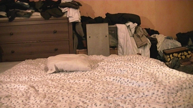 Mark Hannes: Masturbacja nagiego garbu łóżka