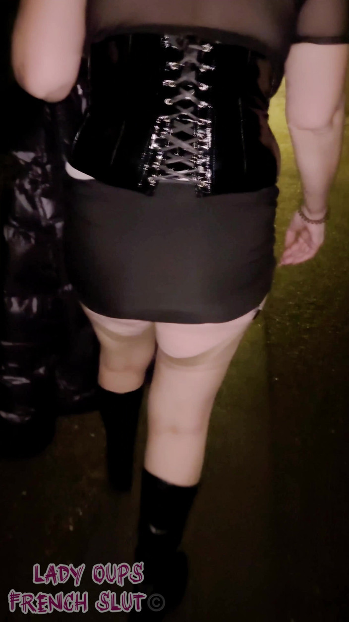 Lady Oups: एमआईएलए ने बिना पैंटी के कंपन करने वाले सेक्स खिलौनों के साथ बाहर प्रदर्शन किया