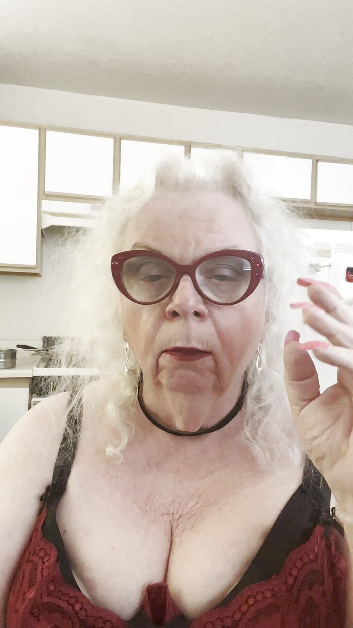 Constance: Hút thuốc cho bạn