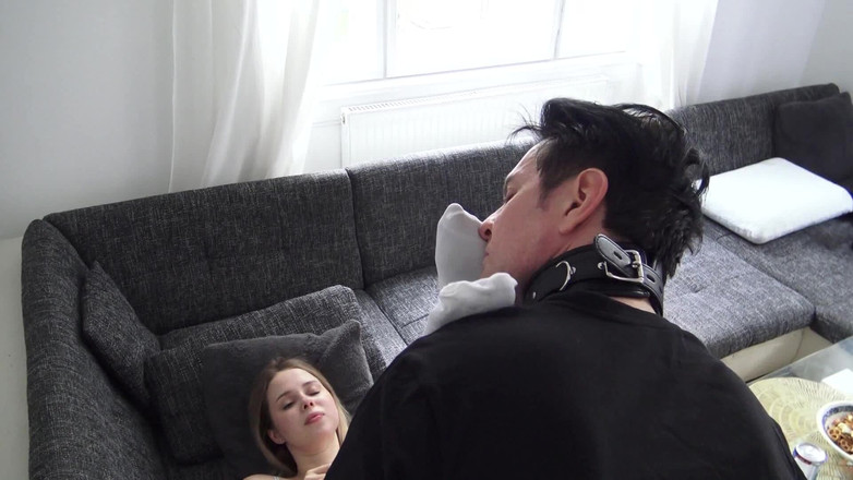 Foot Girls: Stoking Klasik Penyembahan Kaki dan Menghidu Stokin Kelly