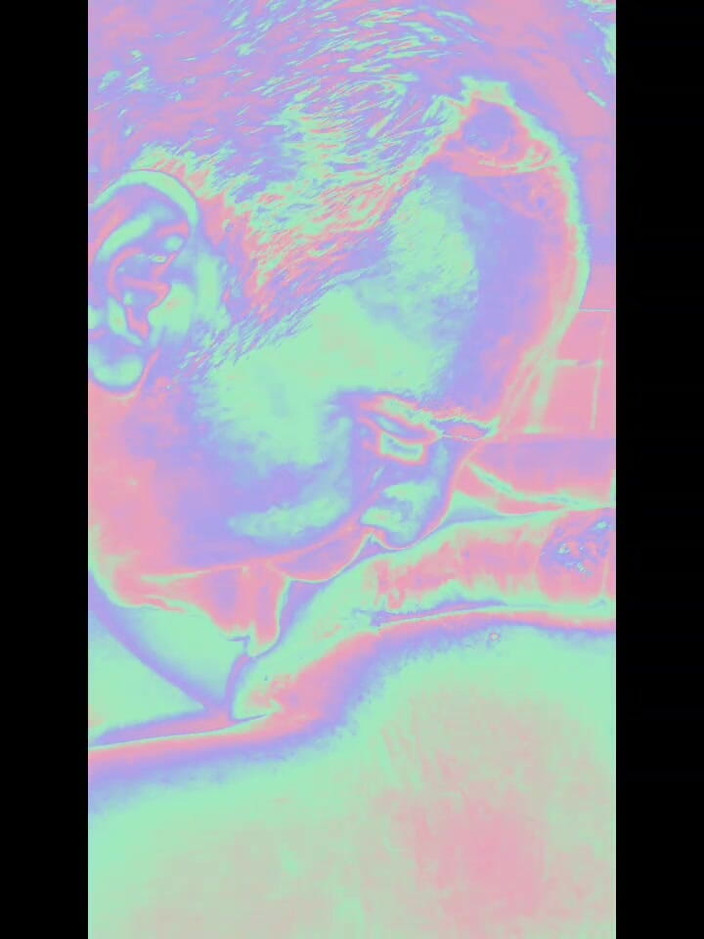 Ladyboy Karl: Bú ladyboy trong holo