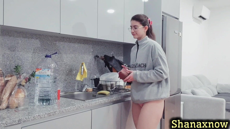 Shanaxnow: Itu sebabnya semua orang menginginkan celana dalam memekku yang bau...